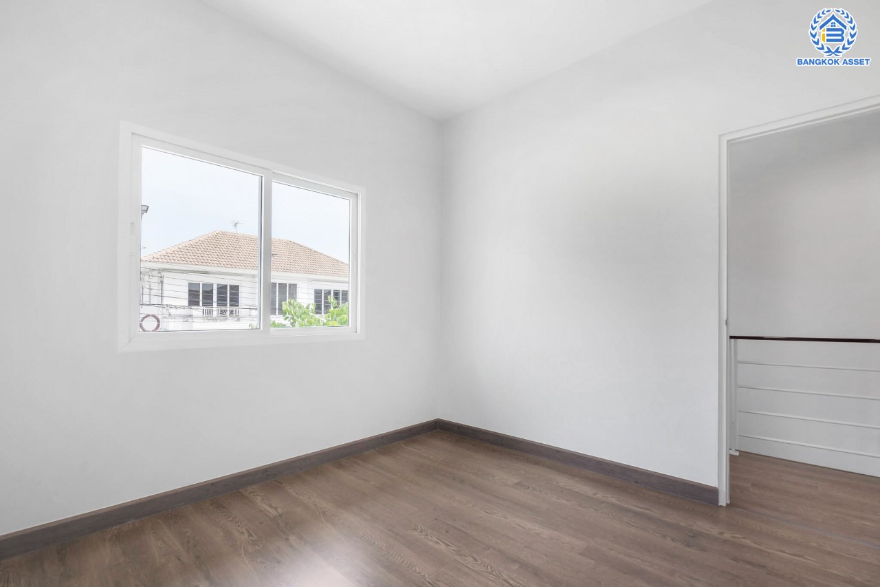 บ้านมือสองตกแต่งใหม่ แบรนด์ Property Perfect ม.เพอร์เฟคเพลส2 ติดถนนราชพฤกษ์ โซนใกล้สวนและทะเลสาบ เนื้อที่ 54.2 ตร.ว. ฟังก์ชัน 3 ห้องนอน 3 ห้องน้ำ จอดรถได้ 2 คัน บนทำเลติดถนนราชพฤกษ์ ใกล้วงเวียนพระราม5 และรถไฟฟ้า "สถานีบางรักน้อยท่าอิฐ"